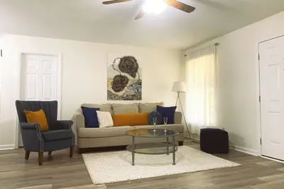 Image de Charming 2 br Cottage in the Woods near Zinc House Winery and Brewery!