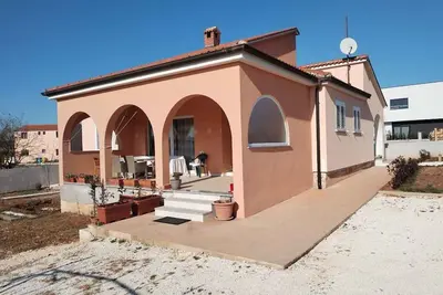 Image de Maison de vacances avec terrasse et barbecue