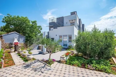 Image de avec grand balcon et grill