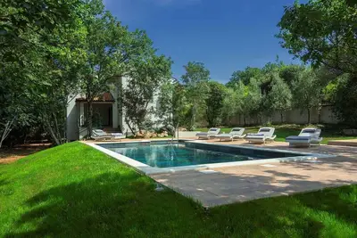 Image de Villa avec piscine dans quartier calme