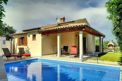Image de Villa avec piscine et barbecue