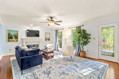 Image de Indoor Games, Pool Table, 10 min to Uga