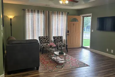 Image de Cozy house in Tulsa - 10 min to major Hwy& Malls. 7- 9 miles to major hospitals