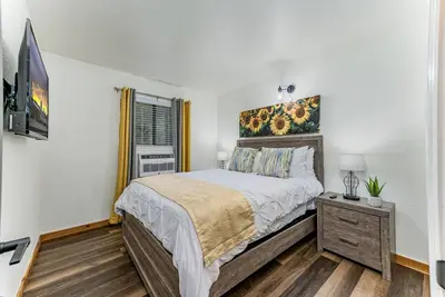 Image de 111 · Heart of Wichita | Parking | Tv | Full Kitchen