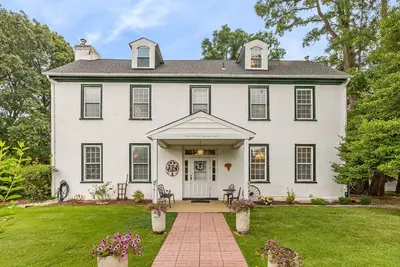 Image de Stay in Historic Bucks County Farmhouse\nSleeps 18 -13 beds, 5 baths, 2 kitchens