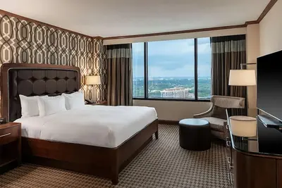 Image de Spacious Good-Value Accommodation! 4 Convenient Units, 2 Pools, Parking Onsite!