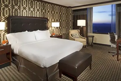 Image de Rare Gem! 3 Comfortable Units, Indoor and Outdoor Pool, Pets Allowed, Parking!