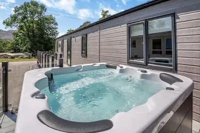 Image de Experience ultimate luxury with the brand-new Faraday lodge with hot tub.