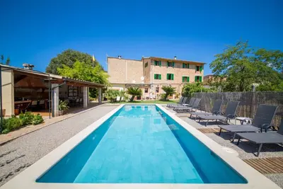 Image de Villa Rae avec vue sur les montagnes, Wi-Fi, jardin, terrasse et piscine