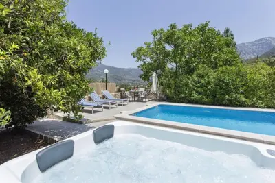 Image de Villa avec piscine, bain à remous, terrasses, vue sur les montagnes, climatisation et Wi-Fi.