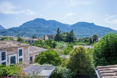 Image de Belle maison de ville avec terrasse, vue sur les montagnes, climatisation et Wi-Fi