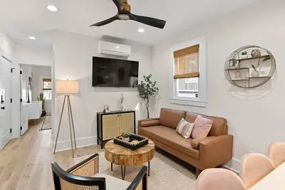 Image de Location! Stunning Downtown Home Steps to King St