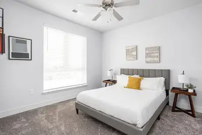 Image de CozySuites Nora 2br next to Whole Foods