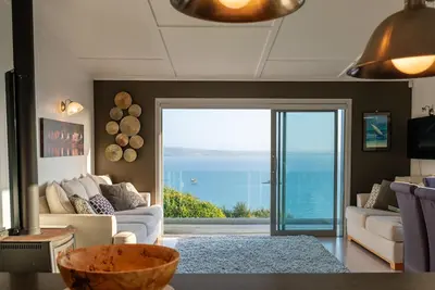 Image de Ōmiha Oasis - Ōmiha Oasis is a premium family holiday home with spectacular views and wonderful amenities set in the tranquil surroundings of Ōmiha (Rocky Bay), Waiheke Island. The property has three bedrooms and two bathrooms, making it perfect for