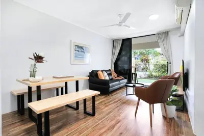 Image de Living on Lake - Stylish Townhouse with Pool & Patio Near Esplanade