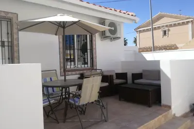 Image de Bungalow de 2 chambres récemment rénové près des bars et restaurants