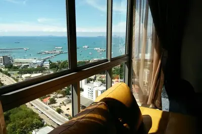 Image de 31e étage, deux chambres, 2 bains, 100 vue sur la mer, baie de Pattaya, Wifi puissant gratuit