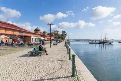 Charmante maison de ville avec AirCon à seulement 500m de la Marina et du marché typique
