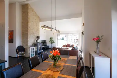 Image de Appartement mansardé moderne et confortable de 5 pièces avec une vue imprenable