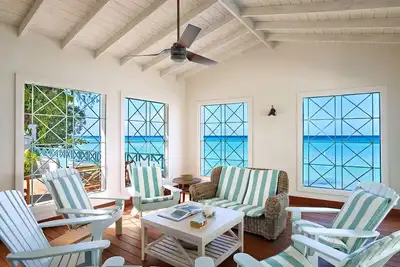 Image de Southwinds Beach House est un 3 chambres avec une vue imprenable sur la mer