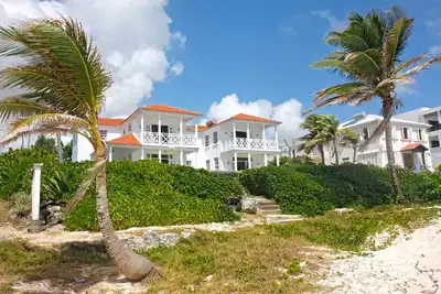 Image de Ceci est une villa en bord de mer de 3 chambres, 3 salles de bains, activités familiales