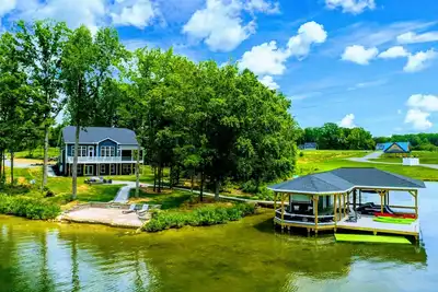 Image de 250’ of Lakefront with Boat House & Private Beach