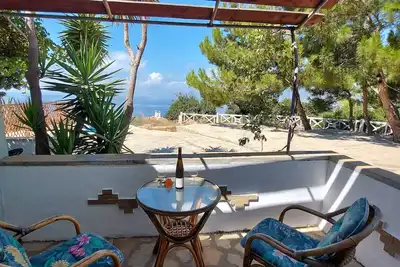Image de Logement située sur une colline avec des vues spectaculaires sur la mer