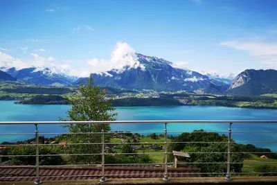 Image de Chalet avec vue panoramique sur les montagnes de l'Oberland et le lac de Thoune