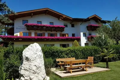 Image de Belle résidence Klementhof avec un jardin et une piscine extérieure en saison