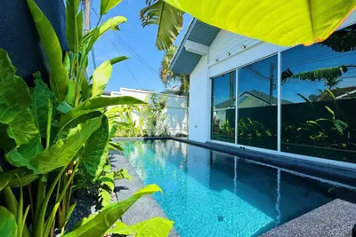 Image de Villa contemporaine avec piscine Safari de 3 chambres près de la plage de Nai Yang