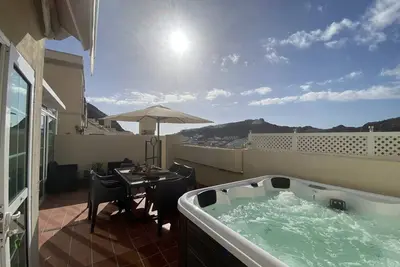 Image de Maison familiale moderne près de la piscine avec jacuzzi privé!