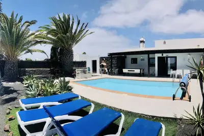 Image de Villa Descansa avec piscine privée, aire climatisée, vue sur la mer et Wifi