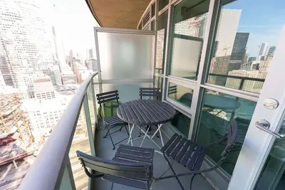 Image de Luxurious Downtown Condo w/King Bed, 2Bathrooms, 3 Beds. 10min walk from everything