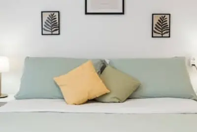[7 min from airport] Design house with A/C and WiFi