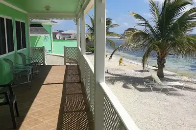 Image de Lovely cottage situated on the Beach with Beautiful ocean views