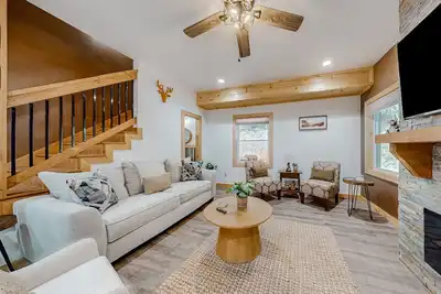 Image de Dog-friendly cabin with private hot tub, game room, gym, heated pool, mini golf