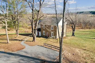 Image de The Spring House: Entire Home Rental on 74-acre, Scarlet Springs Farm