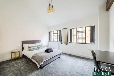 Image de 3 Floor Townhouse Birmingham City Jewellery Quarter Living Alara Boutique