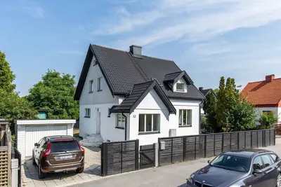 Image de Stort hus i Lugnt Område med Stor Trädgård
