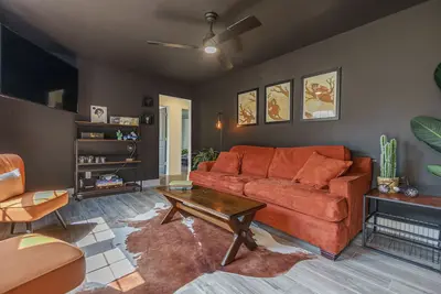 Image de - The Den -Luxe + Spacious 2 Br Fenced Yard