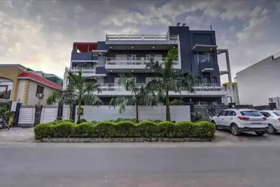 Image de Prime Sector 49 Oasis: Secure, Amenities, Meals, Near Offices