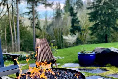 Image de Peaceful Oasis In The Woods. \nPrivate deck and entrance.