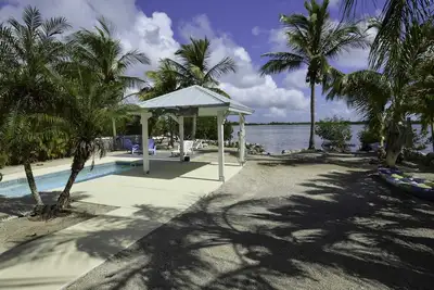 Image de Breezeswept Beach, Waterfront with heated pool