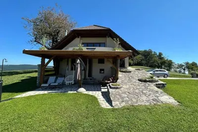 Image de Vineyard Chalet With Jacuzzi and Sauna Included\n