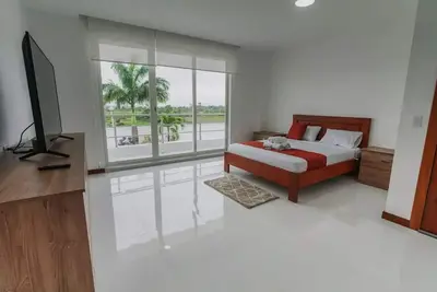 Image de Balcony Room w/ outdoor pool and shared kitchen\n