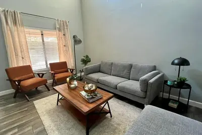 Image de Cozy, spacious & beautiful renovated home! Lake, parks, casino nearby.