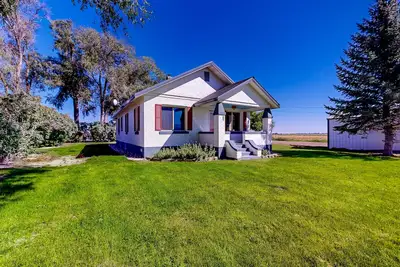 Image de Charming and serene home with al fresco dining, wood fireplace, & mtn views