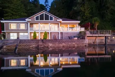 Image de Modern Luxe Waterfront Home