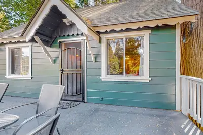 Image de Bohemian, peaceful dog-friendly cabin with mountain views, large yard, and games