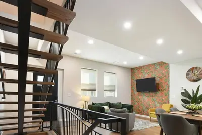 Image de Northside Homebase! Modern Home w\/ Free Parking